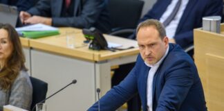Der verkehrspolitische Sprecher der SPD im Landtag, Falko Grube, kritisiert die Bahn scharf für ihr Krisenmanagement (Archivbild) 