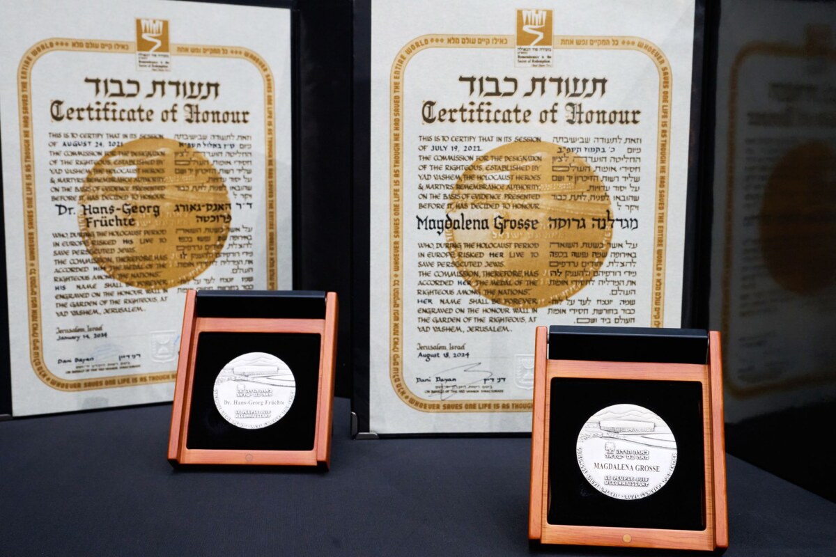 Yad Vashem-Feierstunde Magdalena Große und Hans-Georg Früchte wurden posthum als «Gerechte der Völker» mit Yad-Vashem-Medaillen ausgezeichnet - benannt nach der Holocaust-Gedenkstätte in Israel.