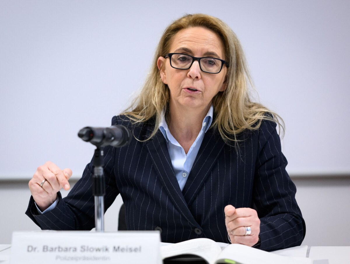 Polizeipräsidentin Barbara Slowik Meisel Leibwächter des Berliner LKA sollen privat unzulässige Beziehungen zu dem Rapper Bushido gepflegt haben.
Die Polizeipräsidentin sieht den Ruf des Personenschutzes beschädigt. (Archivbild)