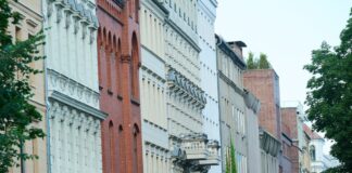 Der Berliner Wohnungsmarkt bleibt wohl auch in den kommenden Jahren äußerst angespannt. (Archivbild)