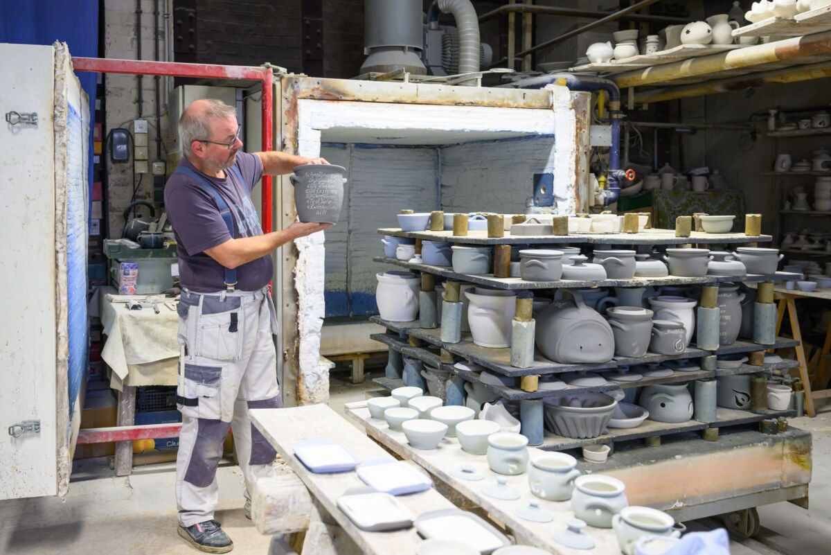 Tradition in Ton: Crinitzer Töpferfamilien bewahren ihr Handwerk Hans-Jörg Tunsch führt in sechster Generation seine Töpferei, die zu den ältesten in Brandenburg zählt.