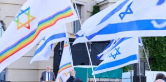 Hunderte Menschen feiern in Berlin die Rückkehr der noch lebenden Geiseln.