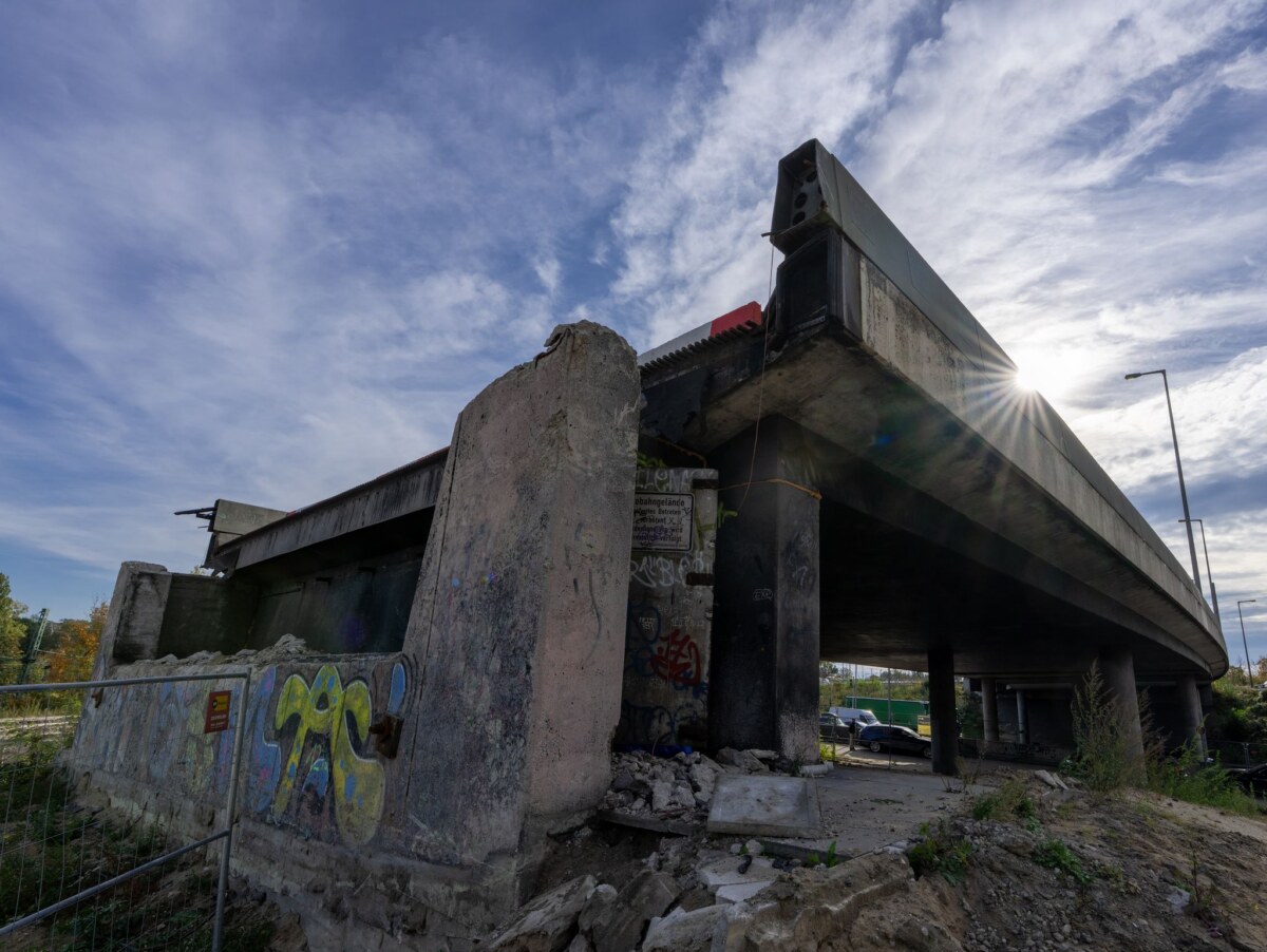 Feierlicher Baubeginn für den Ersatz der Ringbahnbrücke Im Zuge des Neubaus der Ringbahnbrücke im Berliner Westen kommt es von Donnerstagabend bis Montagmorgen zu Verkehrseinschränkungen. (Archivbild)