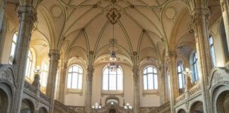 Nach Raubüberfällen unter Einsatz von K.-o.-Tropfen stehen zwei junge Männer vor Gericht. (Symbolfoto) 
