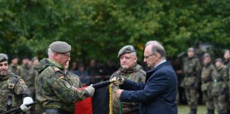 Sachsen-Anhalts Ministerpräsident Reiner Haseloff befestigte an der Fahne das Band mit dem Namen des Regiments.