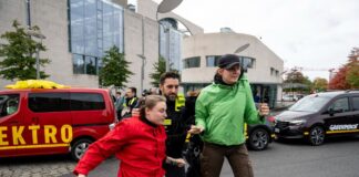 Greenpeace Aktivisten werden vor dem Kanzleramt von der Polizei abgeführt.