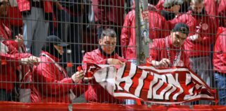 Nach medizinischem Notfall: Leipzig-Fan in Cottbus gestorben Leipzigs Fans nehmen zu Beginn der zweiten Halbzeit die Fahnen ab. Vor Beginn des Spiels war ein Fan vor dem Stadion verstorben.
