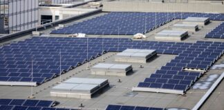 Berlins größte Photovoltaik-Anlage wurde auf den Dächern der Messe errichtet. In den kommenden Jahren will Wirtschaftssenatorin Franziska Giffey verstärkt auf solche Großprojekte setzen. (Archivbild)