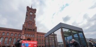 Die Installation vor dem Rathaus zeigt, wie eine Zelle im berüchtigten Silivri-Gefängnis in der Türkei aussieht. 