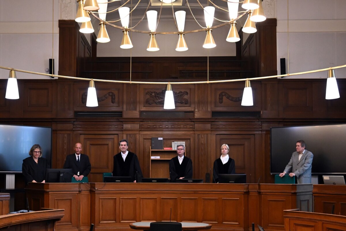 Prozessbeginn wegen «Faksimile»-Betrug Gegen mutmaßliche Mitglieder einer Bande wird wegen Betrugs mit angeblich wertvollen Büchern verhandelt.