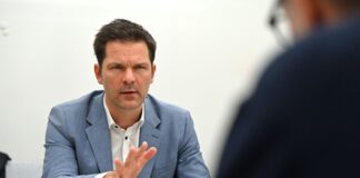 Steffen Krach soll die SPD in den Wahlkampf für die Abgeordnetenhauswahl 2026 führen. Auf einem Parteitag am 15. November soll er zum Spitzenkandidaten gekürt werden. 