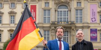 Der Berliner Beauftragter zur Aufarbeitung der SED-Diktatur, Frank Ebert (r) und CDU-Fraktionschef Dirk Stettner unterstützen die Idee einer «Freiheitsausstellung» im Humboldt Forum. 