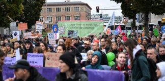 Demonstranten protestieren gegen geplante Kürzungen in Berlin. 