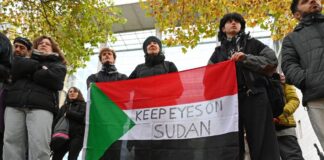 Demonstranten in Berlin fordern «Stoppt den Krieg im Sudan» Demonstranten hatten sich vor dem Auswärtigen Amt versammelt, um auf die Situation im Sudan aufmerksam zu machen.