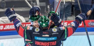 Eisbären Berlin gewinnen in Schwenningen nach Verlängerung Angreifer Markus Vikingstad (m.) erzielte den Siegtreffer der Eisbären Berlin gegen Schwenningen.