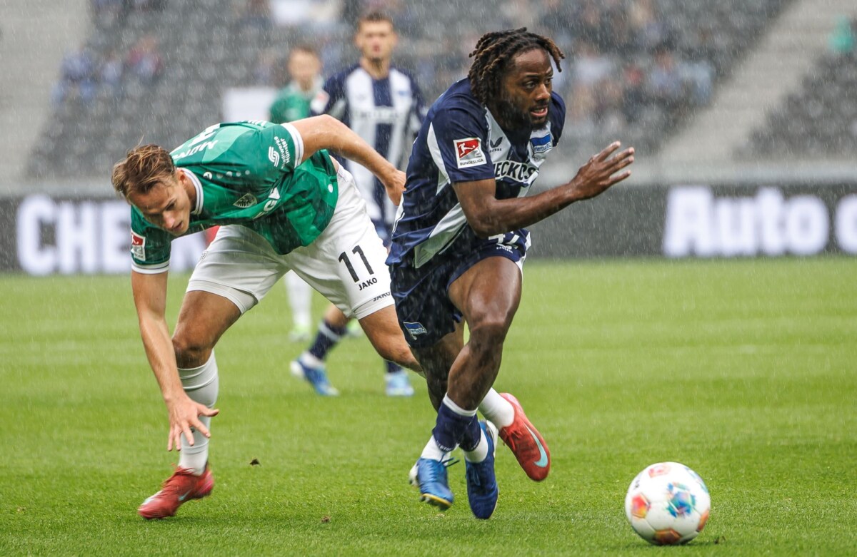 Deyovaisio Zeefuik (r) Deyovaisio Zeefuik (r) wird den Berlinern mindestens zwei Spiele fehlen. (Archivbild)