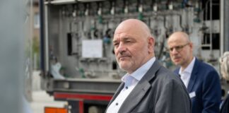 Robert Crumbach (BSW, l), Brandenburgs Minister der Finanzen und für Europa, kritisiert die Aktivrente. (Archivbild)