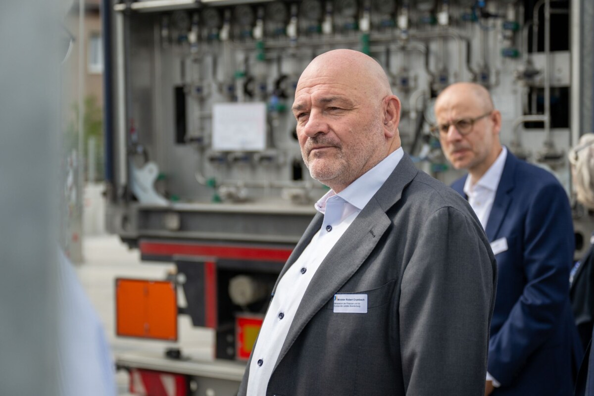 Robert Crumbach Robert Crumbach (BSW, l), Brandenburgs Minister der Finanzen und für Europa, kritisiert die Aktivrente. (Archivbild)