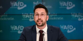 Der Parlamentarische Geschäftsführer der AfD-Fraktion, Dennis Hohloch, kündigte an, dass die AfD über ein eigenes Meldeportal Gewaltvorfällen an Schulen nachgehen will. 