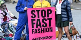 Die Umweltschützer wollen mit der Kunst-Aktion ein Zeichen gegen Müllberge aus Klamotten setzen, für die sie die Modeindustrie mitverantwortlich machen.