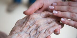 Schätzungen zufolge leiden rund 1,2 Millionen Menschen in Deutschen an Alzheimer (Symbolbild).