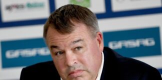 Sportdirektor Stéphane Richer muss bei den Eisbären Berlin derzeit große Personalprobleme bewältigen. (Archivbild)