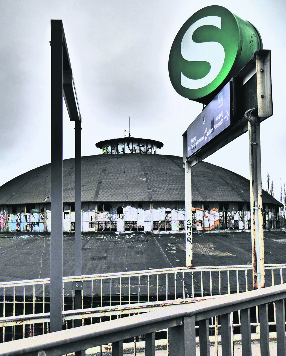 Der zwischendurch verfallene Rundlokschuppen in Pankow. Bild: IMAGO/Jürgen Ritter