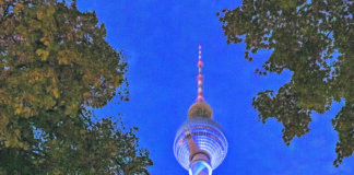 Beleuchteter Fernsehturm. Bild: IMAGO/Scherf