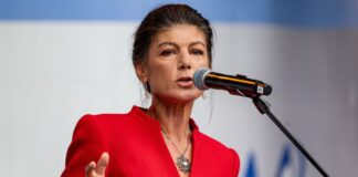  BSW-Vorsitzende Sahra Wagenknecht spricht bei einer Demo. (Archivbild) 