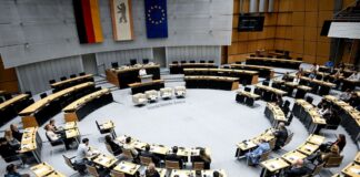 Schüler waren ins Plenum eingeladen, um mit Zeitzeugen zu diskutieren,