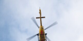 Ein Rettungshubschrauber brachte die Verletzten ins Krankenhaus. (Symbolbild)