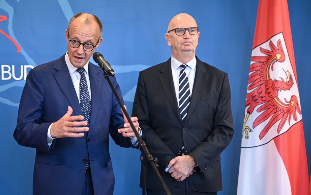 Bundeskanzler Merz zum Antrittsbesuch in Brandenburg Bundeskanzler Friedrich Merz (l, CDU) war am Dienstag auf Antrittsbesuch in Brandenburg und traf Ministerpräsident Dietmar Woidke (SPD). (Archivbild)