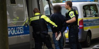 Wegen des Verdachts des erpresserischen Menschenraubes hat die Berliner Polizei einen Jugendlichen und einen erwachsenen Mann festgenommen.
