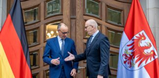 «Shake hands» zum Auftakt: Kanzler Merz (CDU) wird vom brandenburgischen Ministerpräsidenten Dietmar Woidke (SPD) empfangen. Es ist der erste offizielle Antrittsbesuch des Kanzlers in einem ostdeutschen Bundesland. 