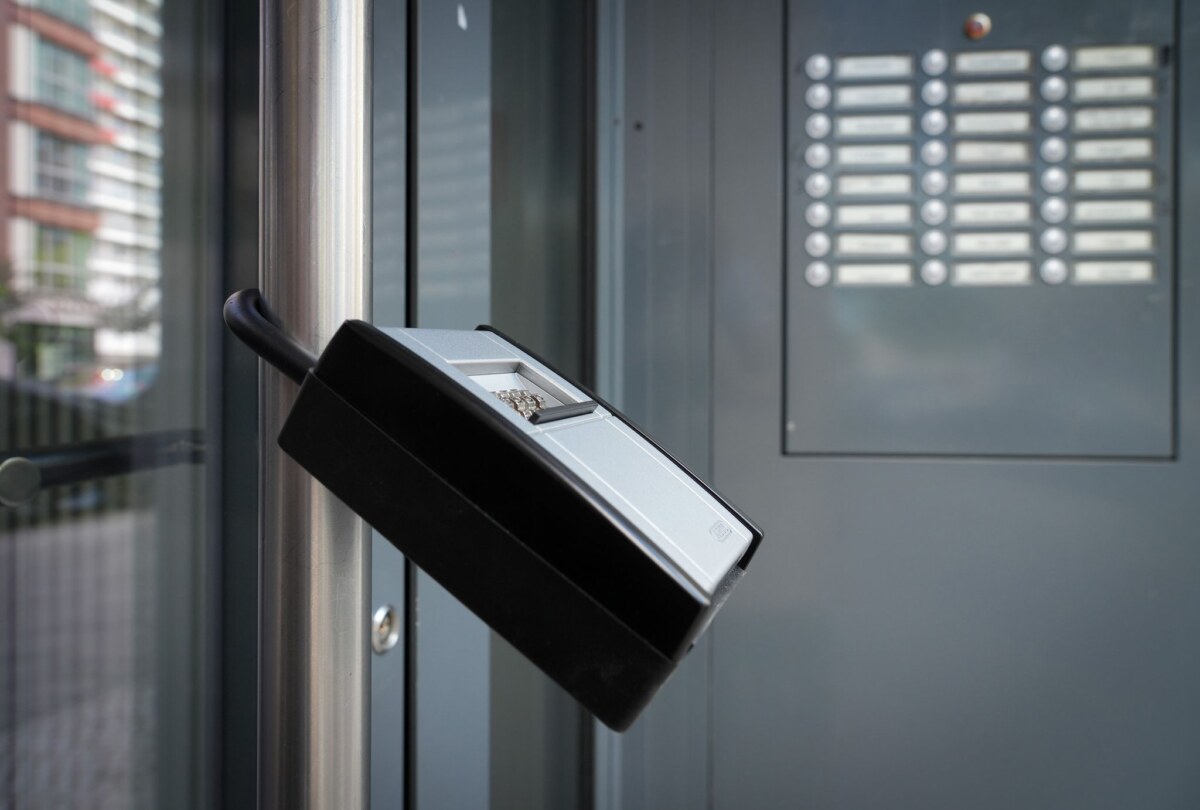 Schlüsselkasten am Hauseingang Der Berliner Mieterverein fordert eine bessere Kontrolle bei irregulär angebotenen Ferienwohnungen. (Archivbild)