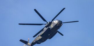 Ein Transporthubschrauber der Bundeswehr in der Luft. Spezialisierte Einheiten absolvieren bis 30. Oktober eine Übung mit Nachtflügen. (Archivbild) 