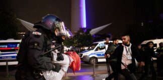 Die Beamten nehmen die Personalien zahlreicher Demonstrantinnen und Demonstranten auf.
