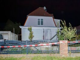 Es gibt starke Schäden am Haus - vor allem im und um das Wohnzimmer. 