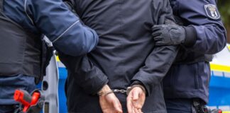 Mann reißt Mutter in Berlin Kind aus dem Arm – Festnahme In Berlin-Johannisthal hat die Polizei einen Mann festgenommen. (Symbolfoto)