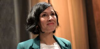 Sie kann nach ihrem deutlichen Wahlsieg in Potsdam strahlen: Noosha Aubel ist neue Oberbürgermeisterin.