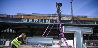 Bis zum Wochenende sollen die Buchstaben wieder auf dem Tempelhofer Feld leuchten.