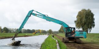 Aus der Schwarzen Elster muss Eisenhydroxidschlamm gebaggert werden, der den Abfluss behindert . 