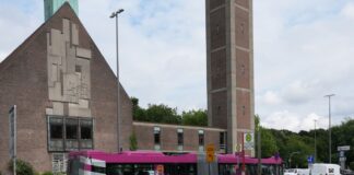 Ein Ersatzbus steht in Hamburg an einer Haltestelle des Ersatzverkehrs. (Archivbild)
