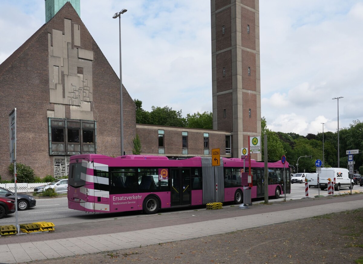 Umsteigepunkt in Hamburg Ein Ersatzbus steht in Hamburg an einer Haltestelle des Ersatzverkehrs. (Archivbild)