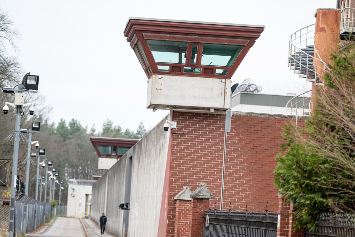 JVA Tegel Ein Wachturm an der Mauer der Justizvollzugsanstalt Tegel. (Archivbild)