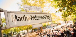 Bei einem Festakt ist das Straßenschild enthüllt worden - der Platz ist nun nach Martha Ndumbe benannt. 
