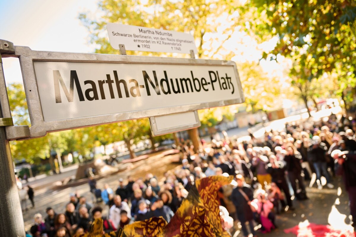 Umbenennung Nettelbeckplatz zum Martha-Ndumbe-Platz Bei einem Festakt ist das Straßenschild enthüllt worden - der Platz ist nun nach Martha Ndumbe benannt.