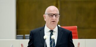 Brandenburgs Ministerpräsident Dietmar Woidke (SPD) will als SPD-Abgeordneter auch vor Ort ansprechbar bleiben (Archivbild).