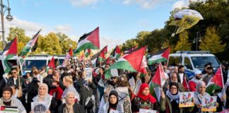 Am Brandenburger Tor versammeln sich Tausende Menschen für eine pro-palästinensische Demonstration.