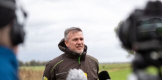Landrat: 1.200 tote Kraniche – keine übereiligen Schritte Landrat Ralf Reinhardt warnt im RBB-Inforadio vor übereilten Schritten. (Archivbild)